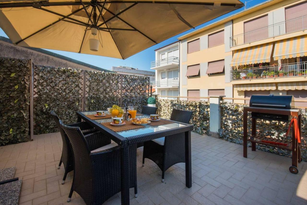 Altido Apt For 8 With Huge Terrace In Old Town Of 비아레지오 외부 사진