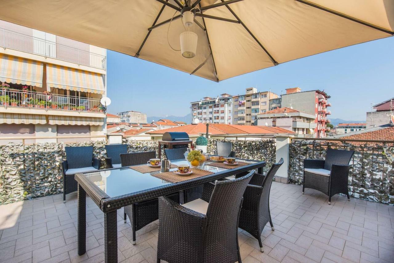 Altido Apt For 8 With Huge Terrace In Old Town Of 비아레지오 외부 사진