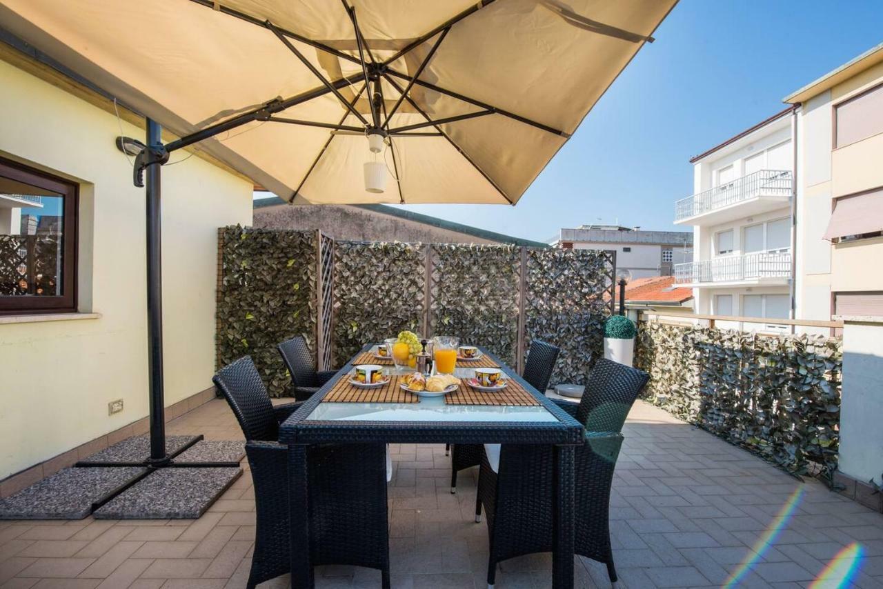 Altido Apt For 8 With Huge Terrace In Old Town Of 비아레지오 외부 사진